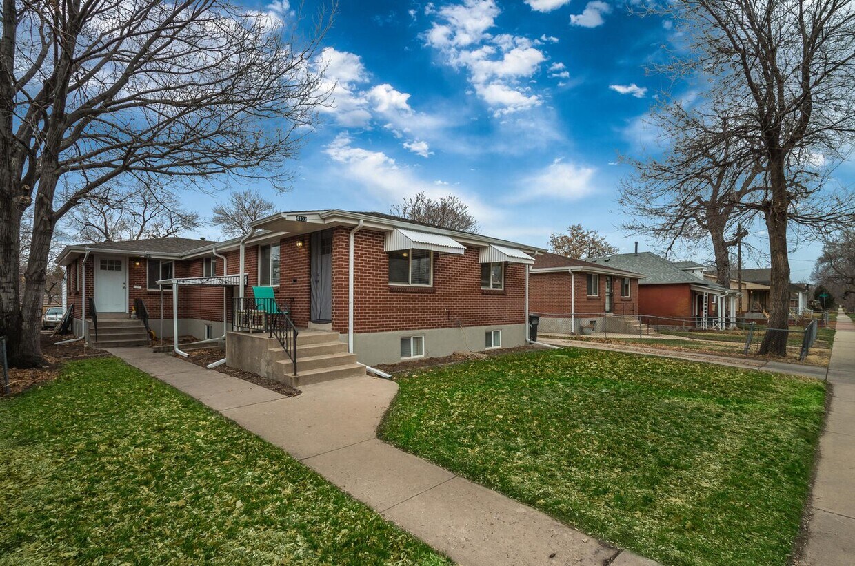Primary Photo - Spacious 4BR with bonus space and a 2 car ...