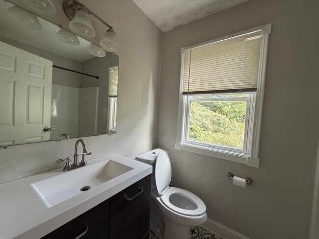 Foto del edificio - 2336 Boxwood Ln NE