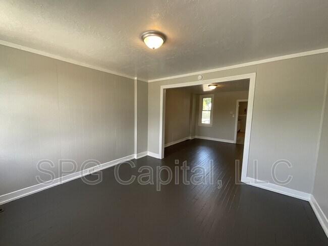 Building Photo - 715 Vander Ave