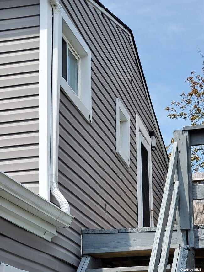 18 Julian Pl Unit upper, Island Park, NY 11558 Apartment for Rent in