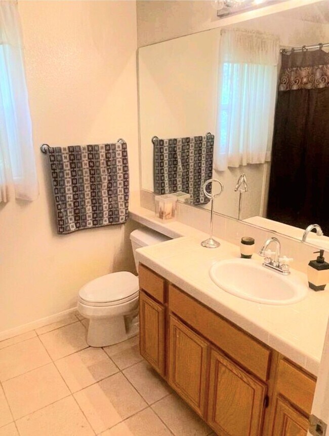 Building Photo - Lovely home in gated community