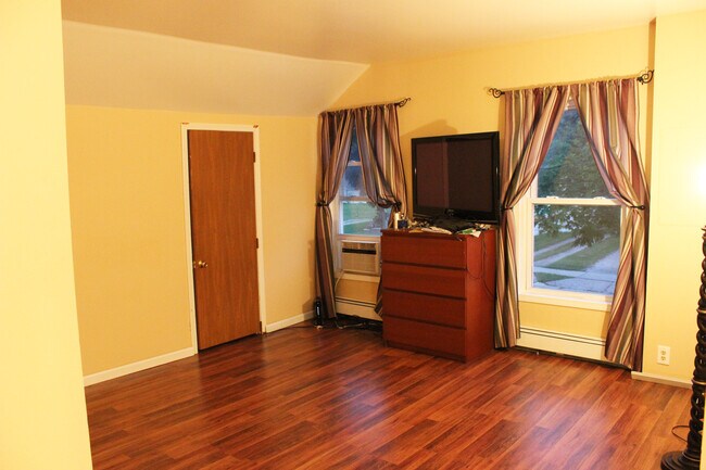 Living room - 428 Merrick St