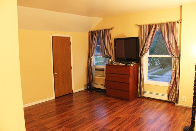 Living room - 428 Merrick St
