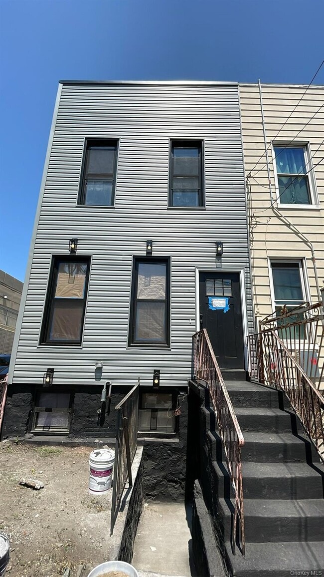 Building Photo - 685 E 132nd St