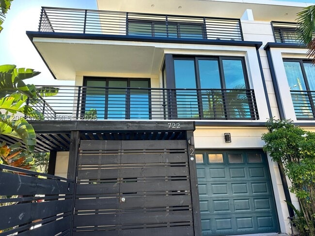 Building Photo - 722 NE 15th Ave