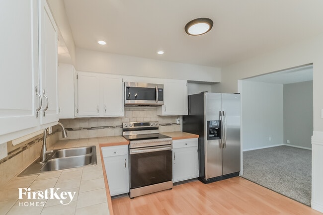 Building Photo - 2273 Farnsworth Dr