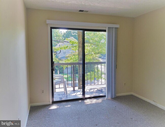 Building Photo - 8 Russell Ave