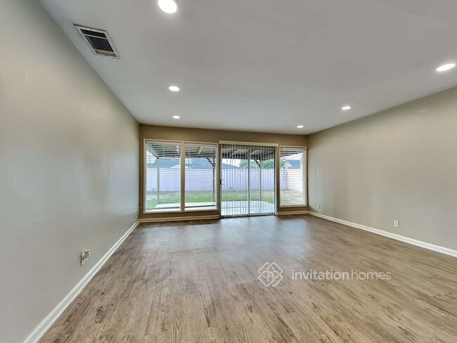 Building Photo - 9502 Amsdell Ave