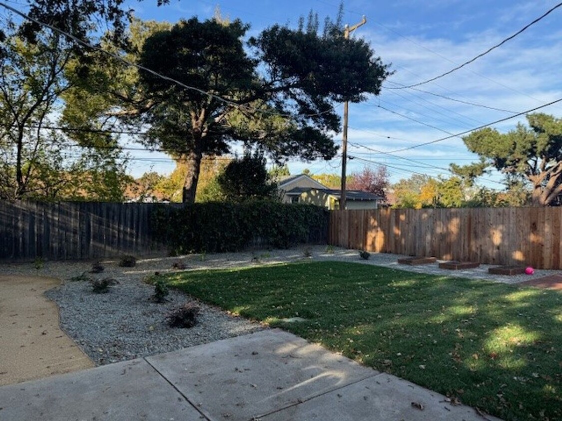 Building Photo - Adorable home in San Carlos with large yard