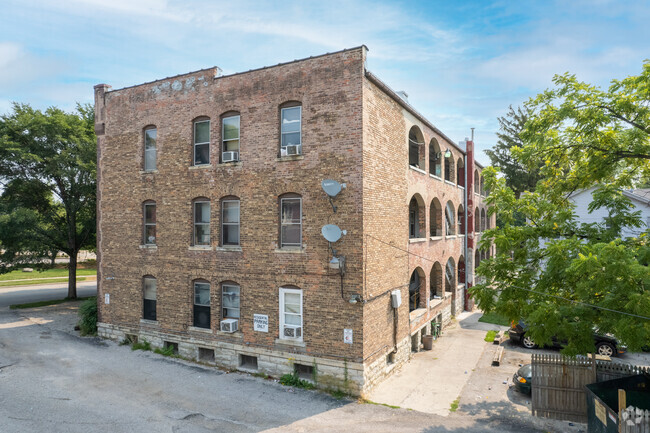 Building Photo - 400-402 Western Ave