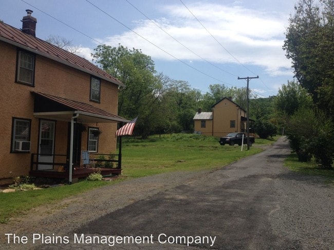 Building Photo - 3 br, 1 bath House - 6421 Ashby Lane Unit 4