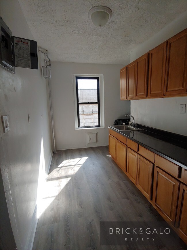Building Photo - 974 Sheridan Ave
