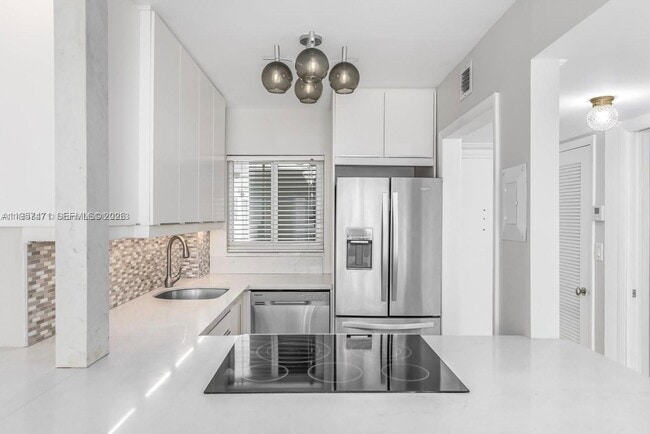 Building Photo - 1345 Lincoln Rd