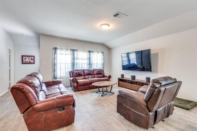 Foto del edificio - 5 Bedrooms, Corner Lot, Total Showstopper!