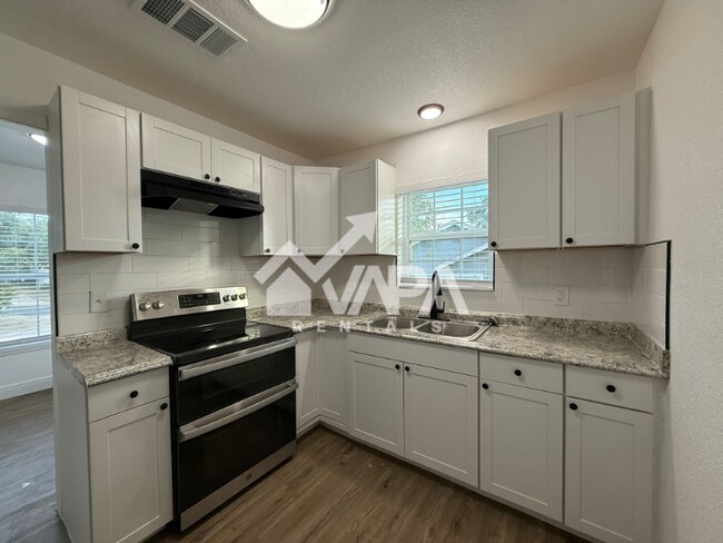 Building Photo - 239 Erskine Pl