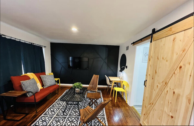 Building Photo - Park's Edge Spacious 2BR 1BA With W/D & Wo...