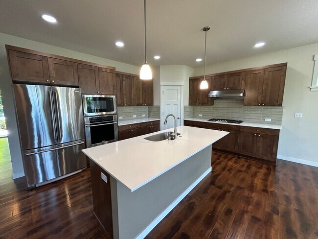 Foto del edificio - 4 bed/2.5 bath and 3 car garage and a down...