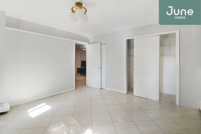 Building Photo - ROOM ONLY in 6-bed/2.0-bath Home