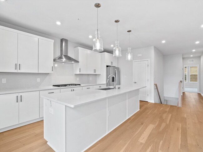 Foto del edificio - "Modern Living Awaits: Spacious 2-Bed, 2.5-Bath Townhouse in the Heart of McLean!"