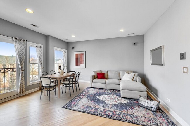 Building Photo - 2627 W Belmont Ave