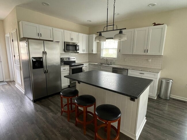 Building Photo - 1227 Lakeview Dr