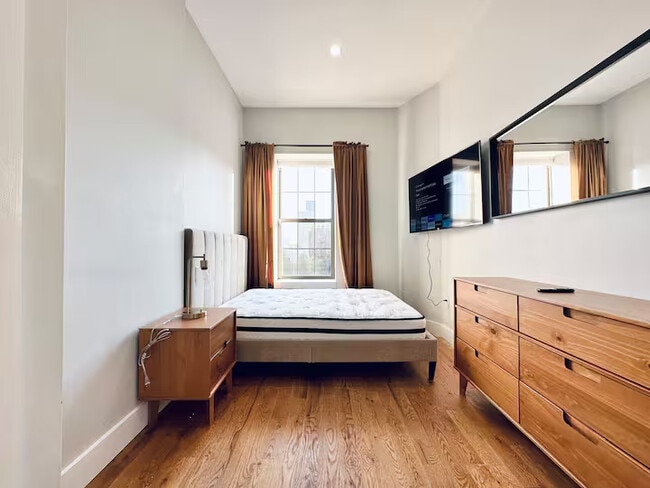 Building Photo - Furnished room/NOT APARTMENT