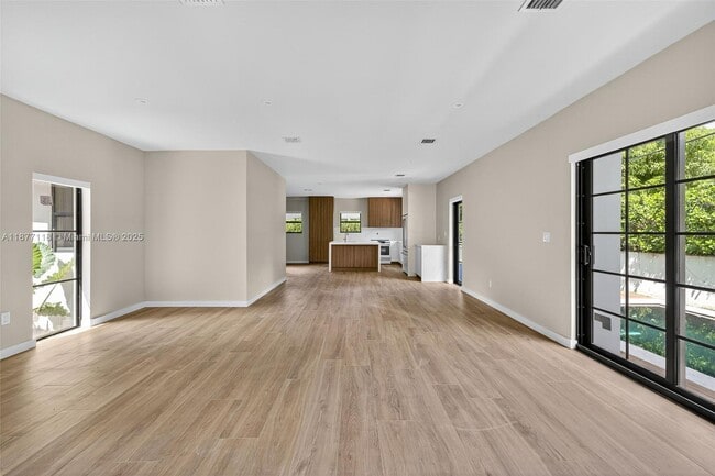 Foto del edificio - 635 Bird Rd