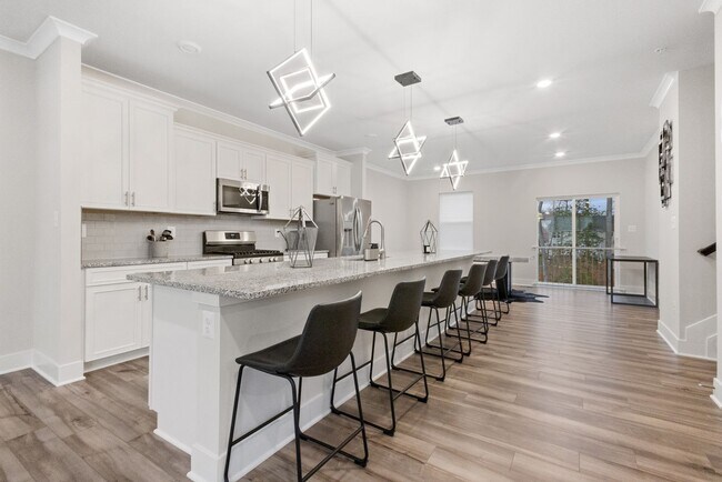 Foto del edificio - Spacious 3BR Townhome in Bryans Road