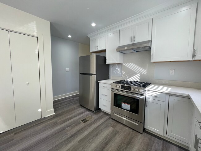 Foto del edificio - Gorgeous Old Metairie 2 Bed/1Bath Renovation, steps from Metairie Road! Parking spot included!