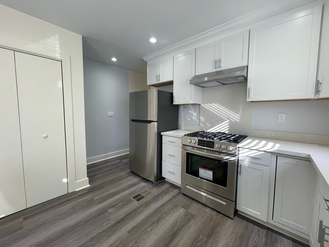 Building Photo - Gorgeous Old Metairie 2 Bed/1Bath Renovation, steps from Metairie Road! Parking spot included!