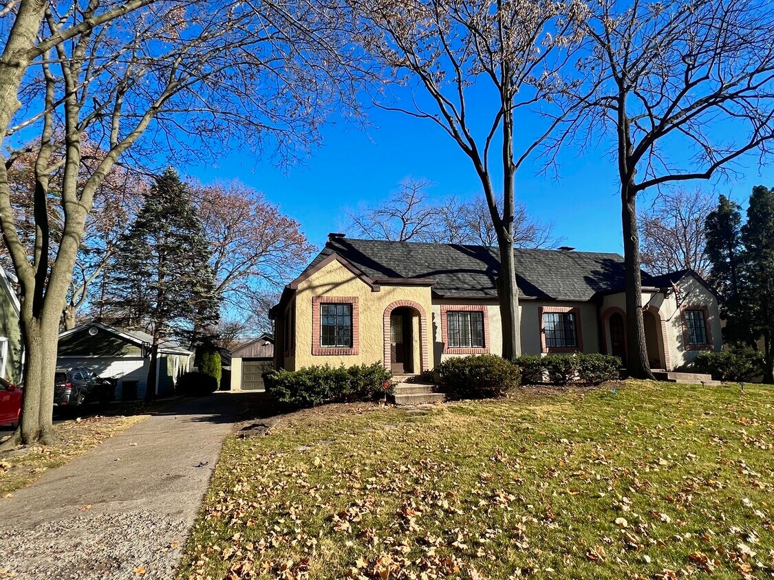 Primary Photo - 448 Prairie Ave