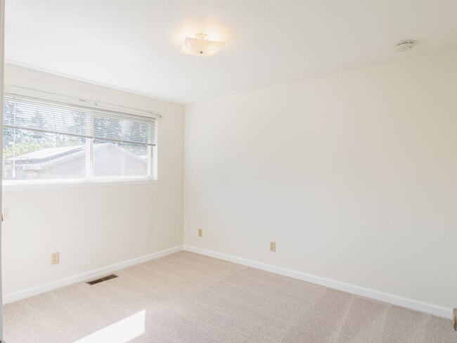 Building Photo - 3 bedroom 2 bathroom Auburn Home!