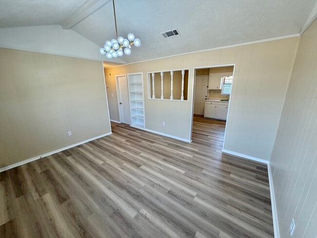 Building Photo - 1105 6th St