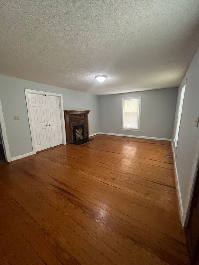 Building Photo - Full of Charm 4BD/1BA w/ Wrap-Around Porch