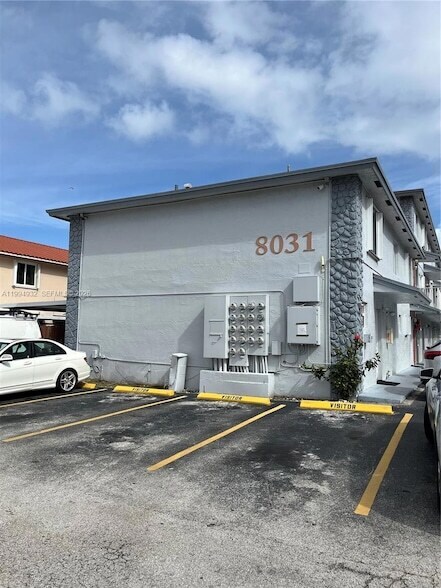 Foto del edificio - 8031 NW 8th St