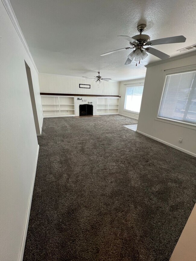 Building Photo - 4bd 3 bath