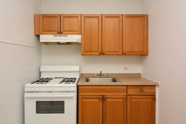 Building Photo - 2704 N Sawyer Ave