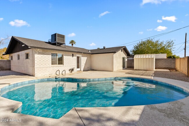 Building Photo - 2923 E Earll Dr