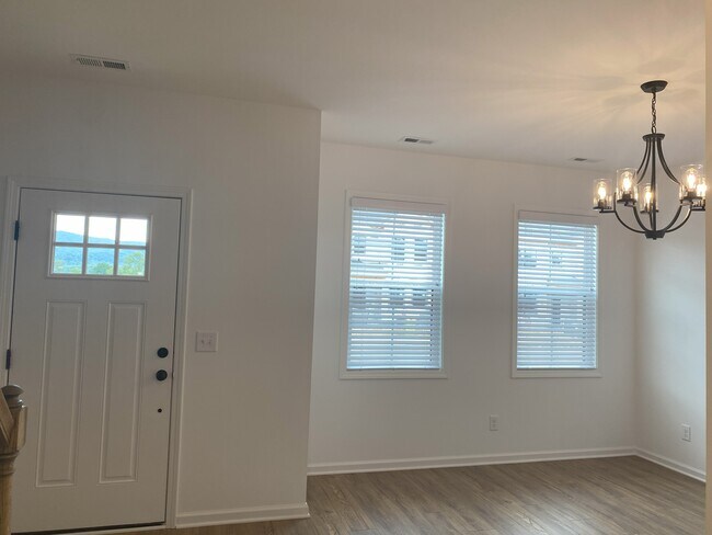 Building Photo - 2027 Kyles Wy
