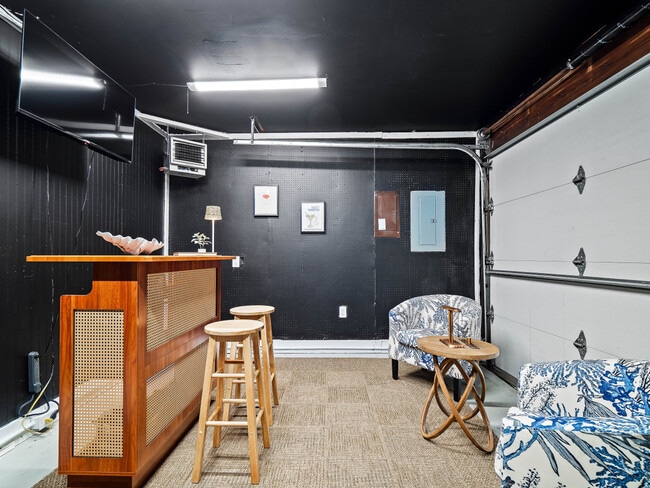 Foto del edificio - 5012 Hollyview Dr