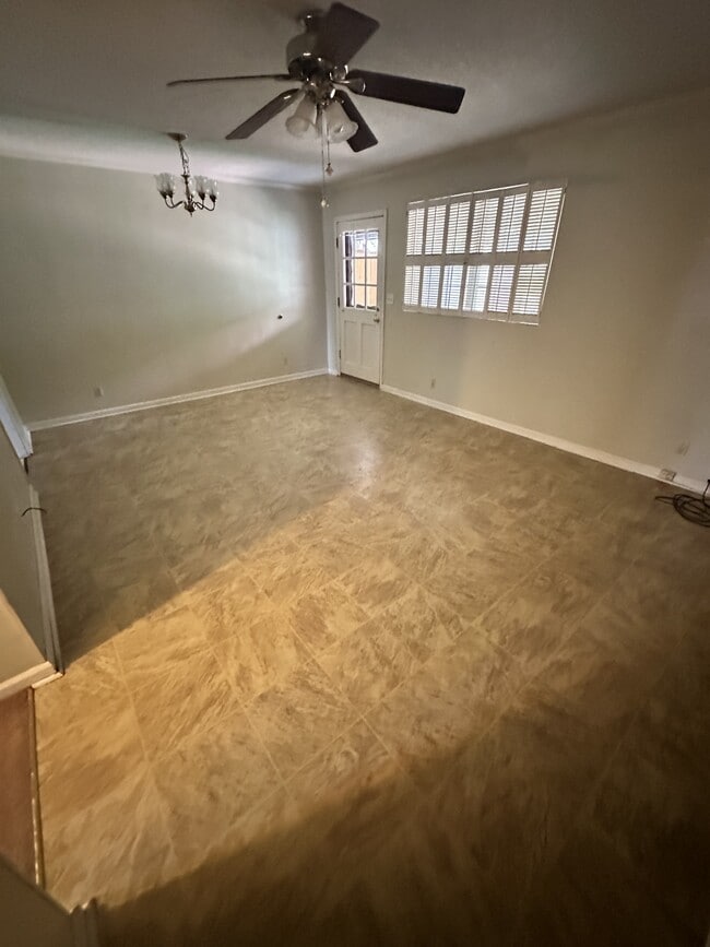 Building Photo - 102 Country Club Dr