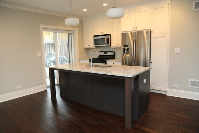 Foto del edificio - 2305 W Waveland Ave