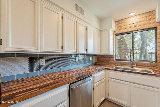 Building Photo - *BEAUTIFUL CONDO - 2br/1.5ba CONDO (44th &...