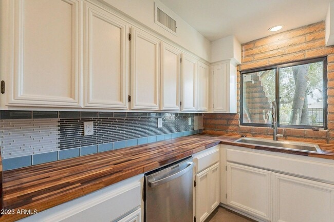 Photo - *BEAUTIFUL CONDO - 2br/1.5ba CONDO (44th &...
