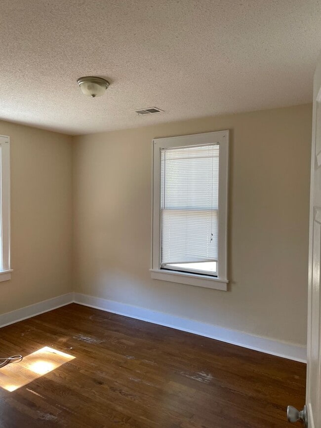 Building Photo - Charming 2 Bed Ranch