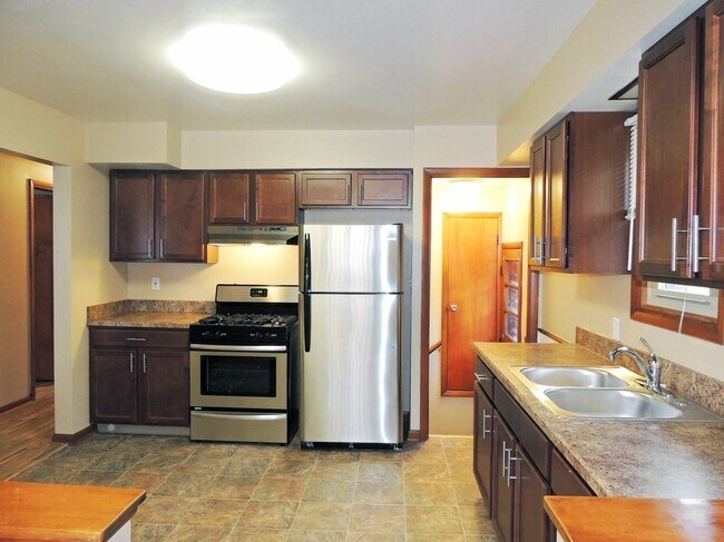 Foto del edificio - 3 Bed - 1 Bath Ranch for Rent in Bedford |...