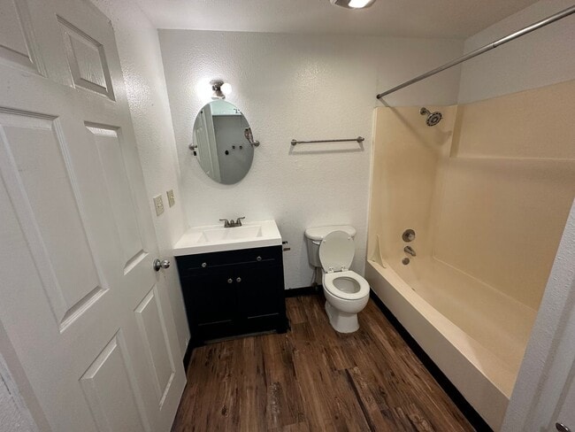Building Photo - 2 bedroom 1 bath duplex