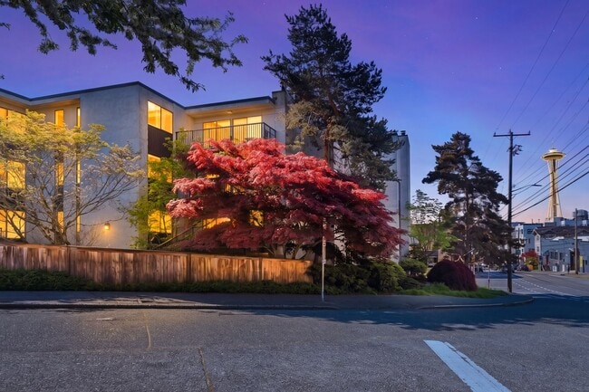 Building Photo - Large One bedroom condo with New Flooring, W/D, Parking, and WSG included!!