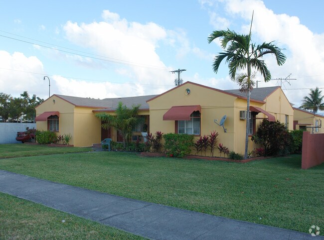 1741-1743 Calle Moffett - 1723 -1739 Moffett St