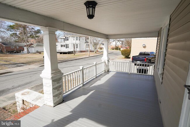 Building Photo - 605 Oak Hill Ave